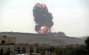 Explosão resultante de um ataque com míssil Tochka. Neste ataque pereceram 22 soldados do EAU. Foto: internet.